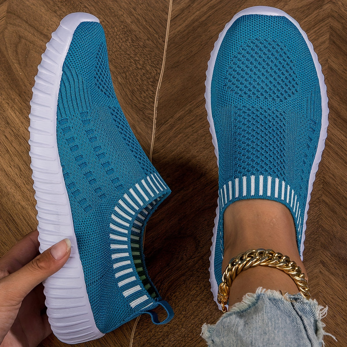 Ultra-lightweight non-slip trainers