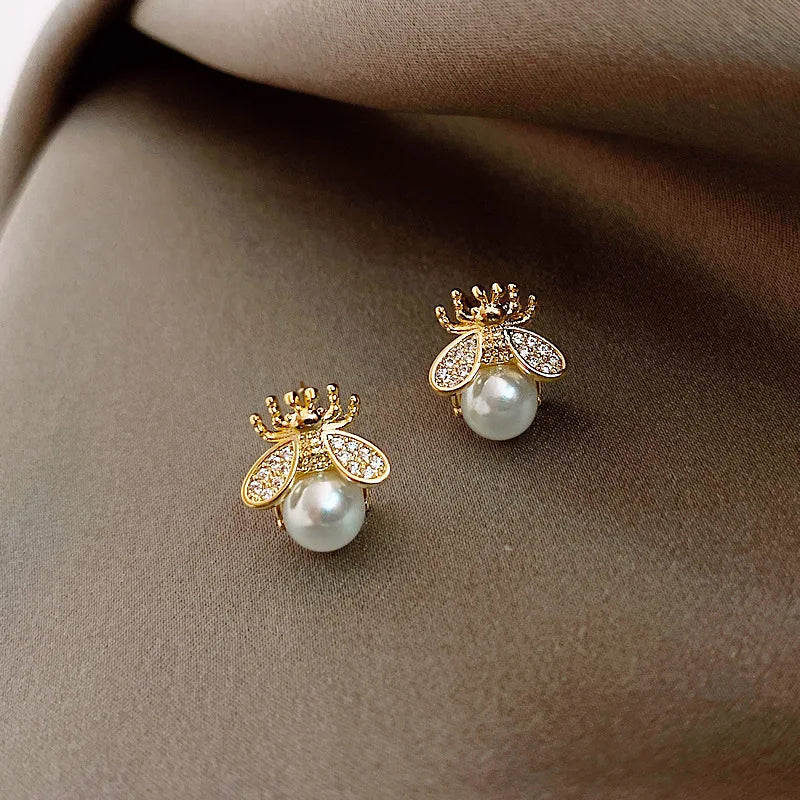 Honingbij Pearl Stud Earrings – Elegant Gold Jewelry