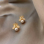 Honingbij Pearl Stud Earrings – Elegant Gold Jewelry