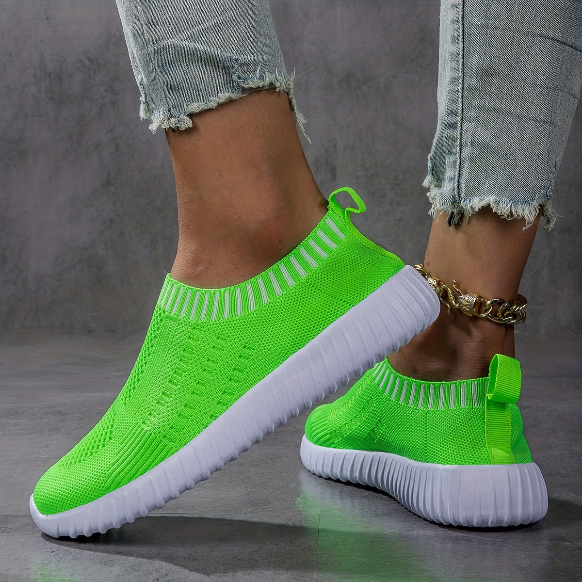 Ultra-lightweight non-slip trainers